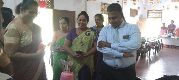 Certificates are awarded to cake production training course winners (2023-10-16)